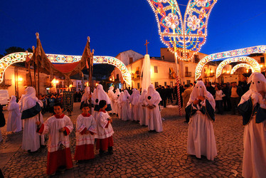 PROCESSIONE RELIGIOSA in Sicilia. Fotografie di Giulio Azzarello &copy;2014.