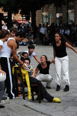 DANZE URBANE contemporanee per le vie di Palermo. Fotografie di Giulio Azzarello &copy;2014.