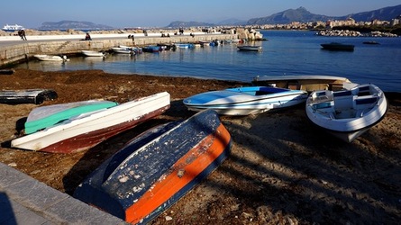 BARCHE. Fotografie di Giulio Azzarello ©2022. BARCHE. Fotografie di Giulio Azzarello ©2022.