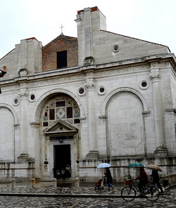 TEMPIO MALATESTIANO e SPIAGGIA di Rimini. Fotografie di Giulio Azzarello &copy;2016.