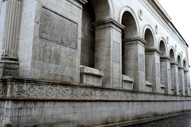 TEMPIO MALATESTIANO e SPIAGGIA di Rimini. Fotografie di Giulio Azzarello &copy;2016.