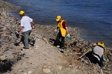 LA BONIFICA delle coste a Palermo una azione simbolica di Lega Ambiente Sicilia. Fotografie di Giulio Azzarello &copy;2014.