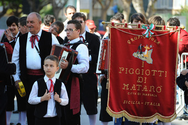 GRUPPO FOLK SICILIANO a Marsala. Fotografie di Giulio Azzarello &copy;2014.