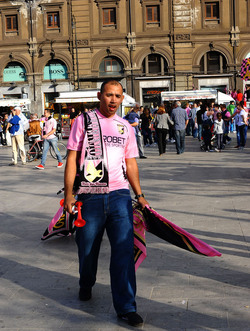I TIFOSI DEL PALERMO CALCIO in piazza per festeggiare. Fotografie di Giulio Azzarello ©2014. I TIFOSI DEL PALERMO CALCIO in piazza per festeggiare. Fotografie di Giulio Azzarello ©2014.