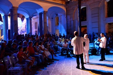 SERENATA fotografie di Giulio Azzarello ©2020. SERENATA fotografie di Giulio Azzarello ©2020.