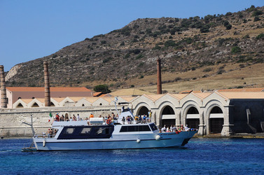 Il PORTO DI FAVIGNANA in Sicilia visioni panoramiche o particolari. Fotografie di Giulio Azzarello &copy;2014.