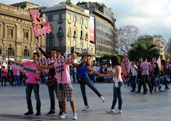 I TIFOSI DEL PALERMO CALCIO in piazza per festeggiare. Fotografie di Giulio Azzarello ©2014. I TIFOSI DEL PALERMO CALCIO in piazza per festeggiare. Fotografie di Giulio Azzarello ©2014.