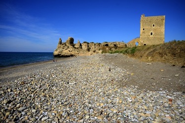CASTELLO di Campofelice di Roccella. Fotografie di Giulio Azzarello &copy;2020.