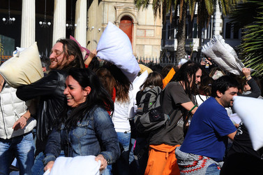 LOTTA DI CUSCINI flash mob fotografie di Giulio Azzarello ©2014. LOTTA DI CUSCINI flash mob fotografie di Giulio Azzarello ©2014.