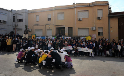 IL MURO DELL ANTIMAFIA e della legalit&agrave; a Partinico in Sicilia. Fotografie di Giulio Azzarello &copy;2014.