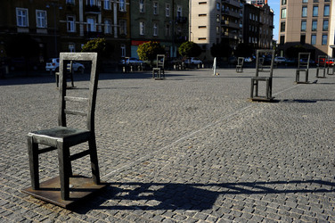LA SEDIA DELLA MEMORIA nel quartiere ebraico di Cracovia. Fotografie di Giulio Azzarello &copy;2016.
