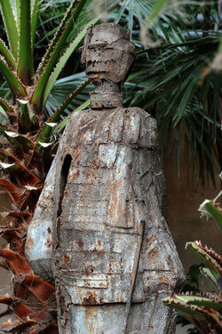 ANGELO DENARO pittore artista siciliano con la sua scultura di ferro. Fotografie di Giulio Azzarello &copy;2014.