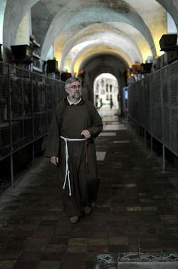 Le CATACOMBE di Palermo documentario film. Fotografie di scena e set di Giulio Azzarello &copy;2014.