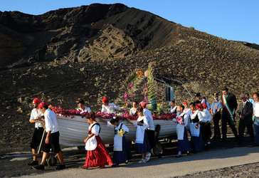PROCESSIONE RELIGIOSA DEL MARE a Linosa. Fotografie di Giulio Azzarello ©2014. PROCESSIONE RELIGIOSA DEL MARE a Linosa. Fotografie di Giulio Azzarello ©2014.