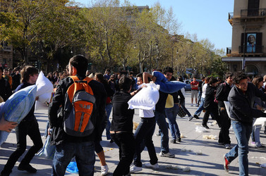LOTTA DI CUSCINI flash mob fotografie di Giulio Azzarello ©2014. LOTTA DI CUSCINI flash mob fotografie di Giulio Azzarello ©2014.