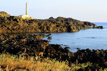 ISOLA DI USTICA la costa. Fotografie di Giulio Azzarello &copy;2016.