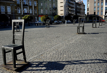 LA SEDIA DELLA MEMORIA nel quartiere ebraico di Cracovia. Fotografie di Giulio Azzarello &copy;2016.
