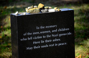 AUSCHHWITZ BIRKENAU le lapidi della memoria. Fotografie di Giulio Azzarello &copy;2016.