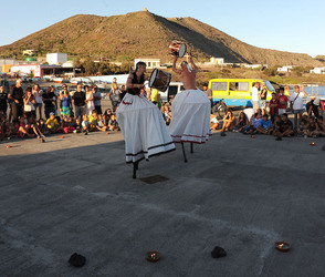 TRAMPOLIERI A LINOSA in Sicilia tutti i momenti dello spettacolo. Fotografie di Giulio Azzarello &copy;2014.