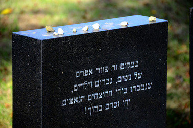 AUSCHHWITZ BIRKENAU le lapidi della memoria. Fotografie di Giulio Azzarello &copy;2016.