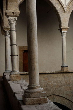 LOGGIATO arabo normanno allo Steri di Palermo. Fotografie di Giulio Azzarello &copy;2014.