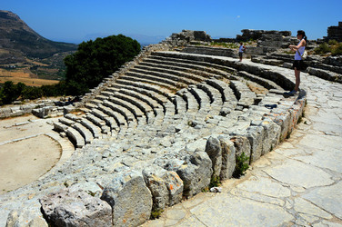 SEGESTA il sito archeologico il teatro greco e l acropoli. Panorami e particolari. Fotografie di Giulio Azzarello &copy;2014.