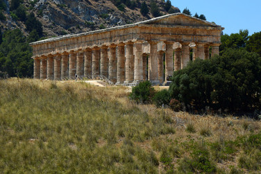 SEGESTA il sito archeologico il teatro greco e l acropoli. Panorami e particolari. Fotografie di Giulio Azzarello &copy;2014.