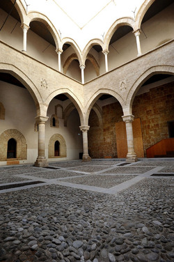LOGGIATO arabo normanno allo Steri di Palermo. Fotografie di Giulio Azzarello &copy;2014.