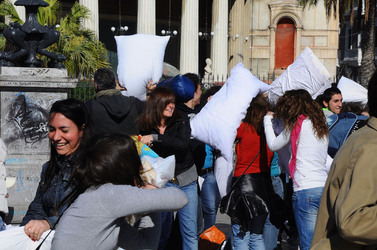 LOTTA DI CUSCINI flash mob fotografie di Giulio Azzarello ©2014. LOTTA DI CUSCINI flash mob fotografie di Giulio Azzarello ©2014.