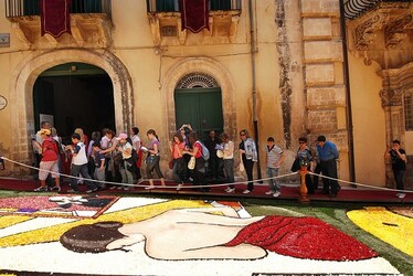 INFIORATA DI NOTO barocca in Sicilia. Fotografie di Giulio Azzarello ©2014. INFIORATA DI NOTO barocca in Sicilia. Fotografie di Giulio Azzarello ©2014.