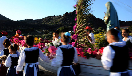 PROCESSIONE RELIGIOSA DEL MARE a Linosa. Fotografie di Giulio Azzarello ©2014. PROCESSIONE RELIGIOSA DEL MARE a Linosa. Fotografie di Giulio Azzarello ©2014.