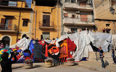 IL MURO DELL ANTIMAFIA e della legalit&agrave; a Partinico in Sicilia. Fotografie di Giulio Azzarello &copy;2014.
