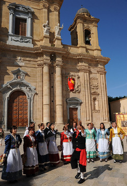 GRUPPO FOLK SICILIANO a Marsala. Fotografie di Giulio Azzarello &copy;2014.