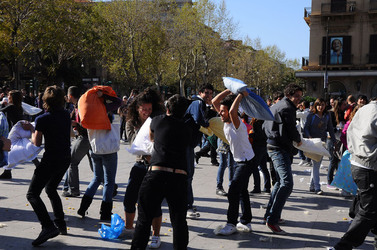 LOTTA DI CUSCINI flash mob fotografie di Giulio Azzarello ©2014. LOTTA DI CUSCINI flash mob fotografie di Giulio Azzarello ©2014.