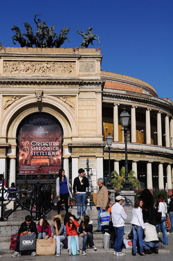LOTTA DI CUSCINI flash mob fotografie di Giulio Azzarello ©2014. LOTTA DI CUSCINI flash mob fotografie di Giulio Azzarello ©2014.