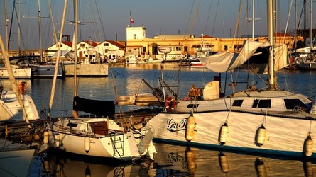 BARCHE. Fotografie di Giulio Azzarello ©2022. BARCHE. Fotografie di Giulio Azzarello ©2022.