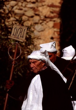 LA CERCA processione religiosa. Fotografie di Giulio Azzarello &copy;1996 2021.