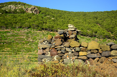 ISOLA DI USTICA pietre. Fotografie di Giulio Azzarello &copy;2016.