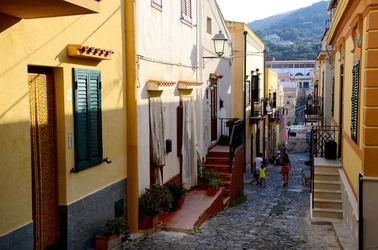 ISOLA DI USTICA il paese. Fotografie di Giulio Azzarello ©2016. ISOLA DI USTICA il paese. Fotografie di Giulio Azzarello ©2016.