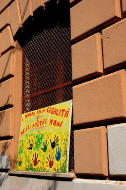 IL MURO DELL ANTIMAFIA e della legalit&agrave; a Partinico in Sicilia. Fotografie di Giulio Azzarello &copy;2014.