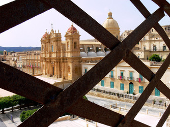 IL BAROCCO DI NOTO in Sicilia panoramiche e particolari. Fotografie di Giulio Azzarello &copy;2014.