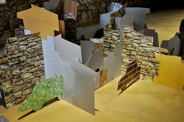 ANNE CLEMENCE de GROLEE e una sua installazione. Fotografie di Giulio Azzarello &copy;2014.