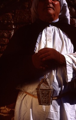 LA CERCA processione religiosa. Fotografie di Giulio Azzarello &copy;1996 2021.