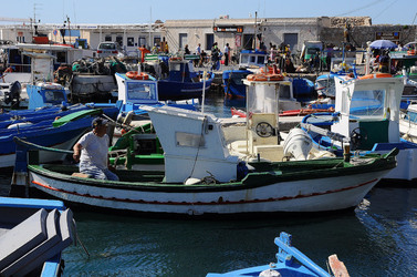Il PORTO DI FAVIGNANA in Sicilia visioni panoramiche o particolari. Fotografie di Giulio Azzarello &copy;2014.