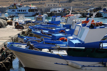 Il PORTO DI FAVIGNANA in Sicilia visioni panoramiche o particolari. Fotografie di Giulio Azzarello &copy;2014.