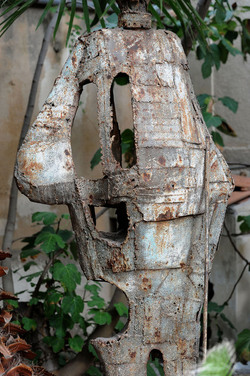 ANGELO DENARO pittore artista siciliano con la sua scultura di ferro. Fotografie di Giulio Azzarello &copy;2014.