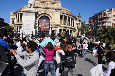 LOTTA DI CUSCINI flash mob fotografie di Giulio Azzarello ©2014. LOTTA DI CUSCINI flash mob fotografie di Giulio Azzarello ©2014.
