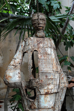 ANGELO DENARO pittore artista siciliano con la sua scultura di ferro. Fotografie di Giulio Azzarello &copy;2014.