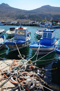 Il PORTO DI FAVIGNANA in Sicilia visioni panoramiche o particolari. Fotografie di Giulio Azzarello &copy;2014.
