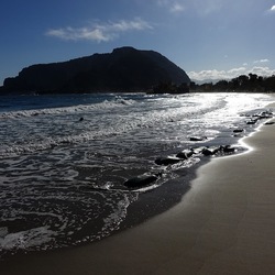 MONDELLO. Fotografie di Giulio Azzarello &copy;2024.
